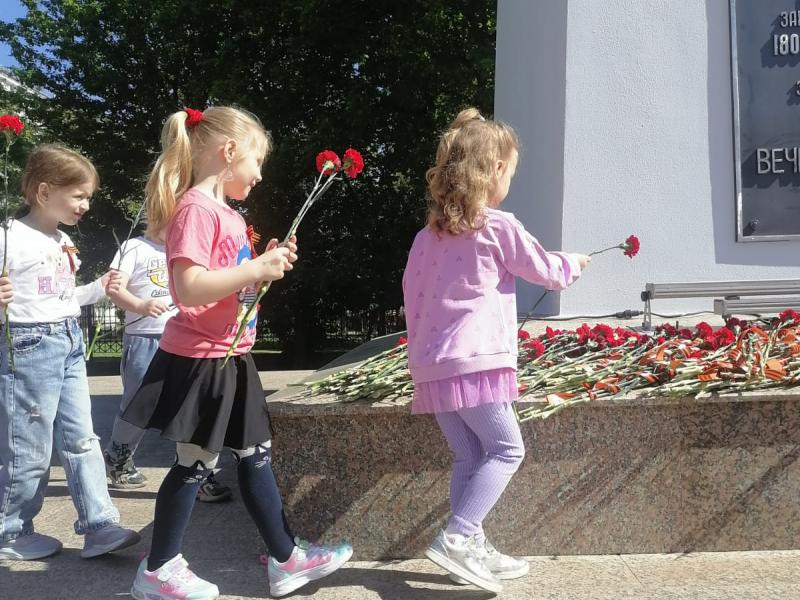 Возложение цветов к памятнику "Воину освободителю города Краснодар " (старшая группа)