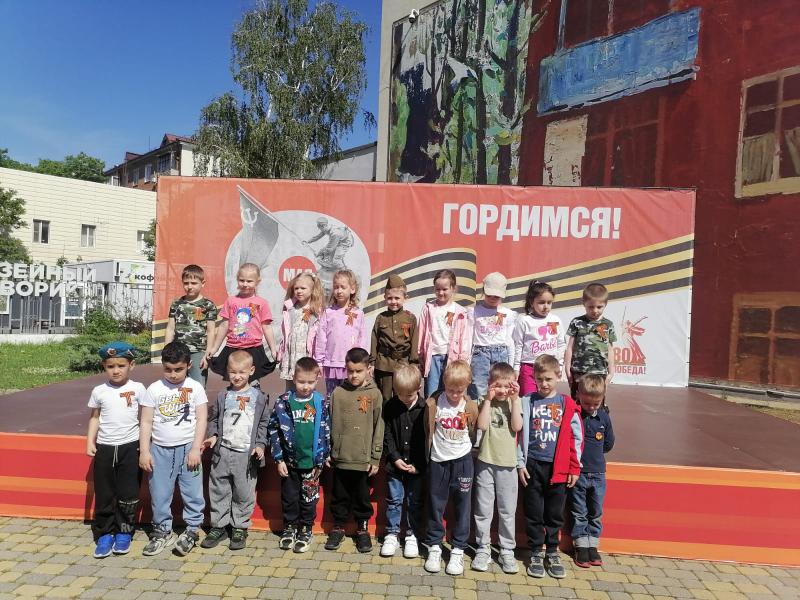Возложение цветов к памятнику "Воину освободителю города Краснодар " (старшая группа)