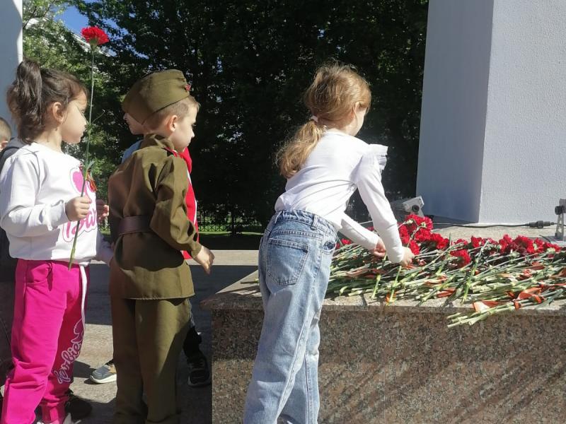 Возложение цветов к памятнику "Воину освободителю города Краснодар " (старшая группа)