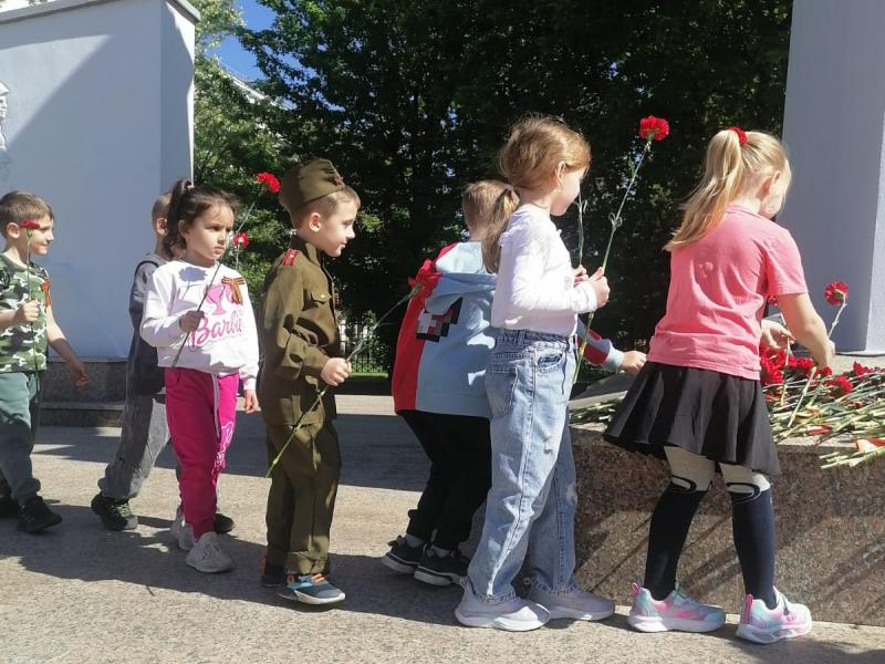 Возложение цветов к памятнику "Воину освободителю города Краснодар " (старшая группа)