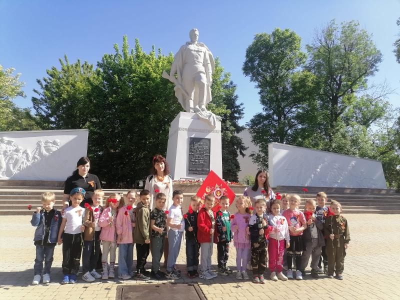 Возложение цветов к памятнику "Воину освободителю города Краснодар " (старшая группа)