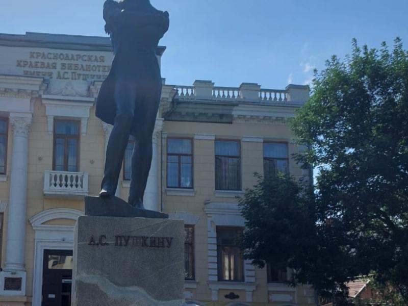 Чтение стихов у памятника