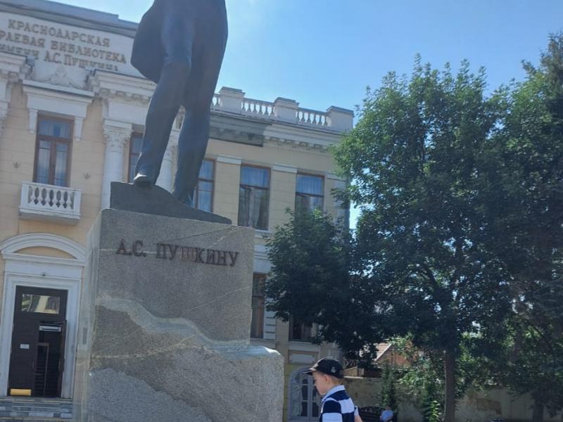 Возложение цветов к памятнику